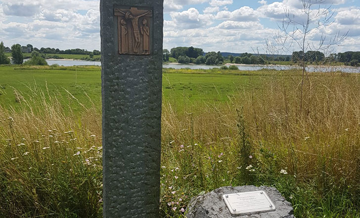 Kreuzwegstele am Rhein bei Emmerich