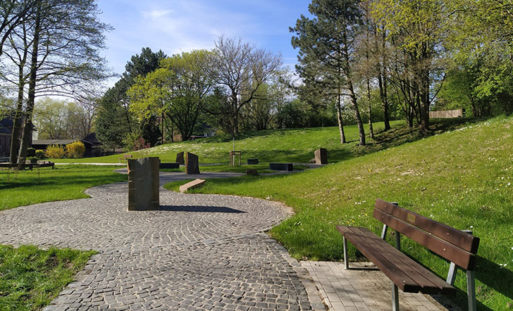 Bank im Garten der Religionen