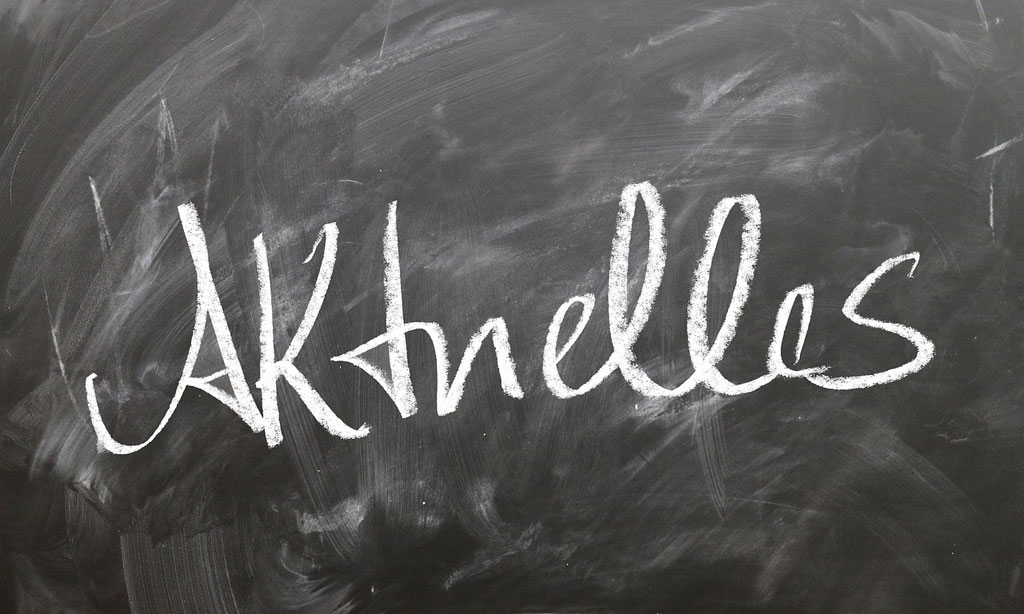 Mit Kreide ist das Wort "Aktuelles" auf eine Schiefertafel geschrieben.