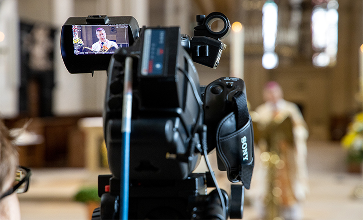 Eine TV-Kamera bei einer Gottesdienstübertragung