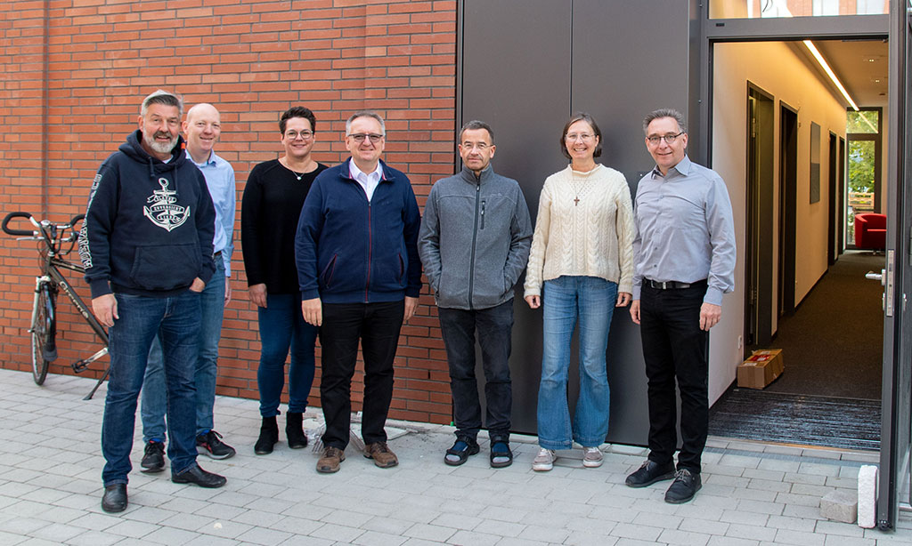 Das Team der UKM-Klinikseelsorge vor dem neuen Standort auf dem Tita-Cory-Campus. 