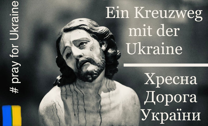 Gekreuzigter Jesus mit der Aufschrift "Kreuzweg mit der Ukraine" in Deutsch und Ukrainisch