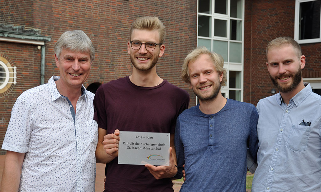 Die Familie Schonhoff mit der"Zukunft einkaufen"-Plakette