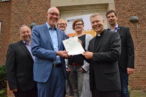 Freuen sich gemeinsam über die Zertifizierung (von links): Thomas Kamp-Deister, Referent beim Bistum Münster für Schöpfungsbewahrung, Kolping-Diözesangeschäftsführer Uwe Slüter, Benedikt Vollmer, Leiter Stabsstelle Projektentwicklung, Verbandsreferentin Sonja Wilmer-Kausch, Weihbischof Dr. Stefan Zekorn und Daniel Fissenewert, Leiter Verbandssekretariat Freuen sich gemeinsam über die Zertifizierung (von links): Thomas Kamp-Deister, Referent beim Bistum Münster für Schöpfungsbewahrung, Kolping-Diözesangeschäftsführer Uwe Slüter, Benedikt Vollmer, Leiter Stabsstelle Projektentwicklung, Verbandsreferentin Sonja Wilmer-Kausch, Weihbischof Dr. Stefan Zekorn und Daniel Fissenewert, Leiter Verbandssekretariat