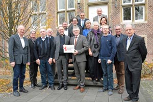 Kuratorium - Bei der jüngsten Sitzung des Kuratoriums der Wasserburg in Rindern überreichte Weihbischof Rolf Lohmann (5.v.l.) dem Direktor Dr. Kurt Kreiten (6.v.l.) das Zertifikat zum Projekt „Zukunft einkaufen“.