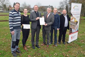 Zertifikat - Andreas Maaßen und Agnes Rozijn, Meisterin der Hauswirtschaft, gehören auf der Wasserburg zur AG Nachhaltigkeit. Für das ökologische Handeln wurde die Wasserburg erneut zertifiziert, die Plakette überreichte Weihbischof Rolf Lohmann an Direktor Kurt Kreiten und Markus Toppmöller. Thomas Kamp-Deister hatte zuvor über das Projekt „Zukunft einkaufen“ informiert. Zertifikat - Andreas Maaßen und Agnes Rozijn, Meisterin der Hauswirtschaft, gehören auf der Wasserburg zur AG Nachhaltigkeit. Für das ökologische Handeln wurde die Wasserburg erneut zertifiziert, die Plakette überreichte Weihbischof Rolf Lohmann an Direktor Kurt Kreiten und Markus Toppmöller. Thomas Kamp-Deister hatte zuvor über das Projekt „Zukunft einkaufen“ informiert.