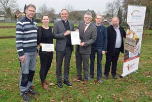 Zertifikat - Andreas Maaßen und Agnes Rozijn, Meisterin der Hauswirtschaft, gehören auf der Wasserburg zur AG Nachhaltigkeit. Für das ökologische Handeln wurde die Wasserburg erneut zertifiziert, die Plakette überreichte Weihbischof Rolf Lohmann an Direktor Kurt Kreiten und Markus Toppmöller. Thomas Kamp-Deister hatte zuvor über das Projekt „Zukunft einkaufen“ informiert.