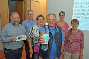 Weg mit dem Plastik: unterstützt durch Thomas Kamp-Deister (links) wollen Gereon Evers, Petra Kerkenhoff, Klaus Venhofen, Yvonne Thanisch und Monika Pastoors prüfen, wie die Pfarrei die Umwelt besser schützen kann. Weg mit dem Plastik: unterstützt durch Thomas Kamp-Deister (links) wollen Gereon Evers, Petra Kerkenhoff, Klaus Venhofen, Yvonne Thanisch und Monika Pastoors prüfen, wie die Pfarrei die Umwelt besser schützen kann.