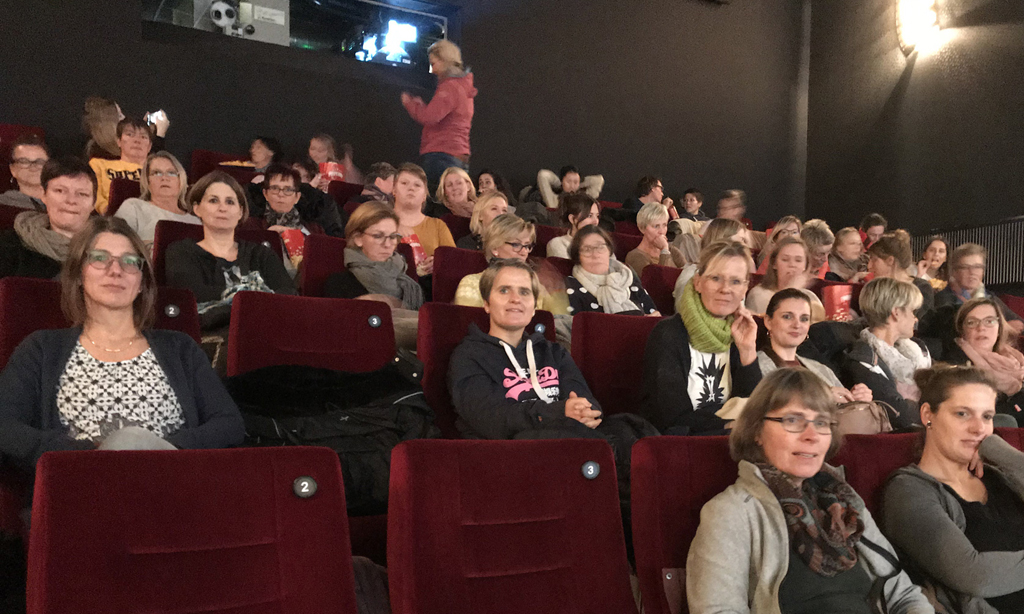 Rund 50 Frauen sitzen in einem Kinosaal.