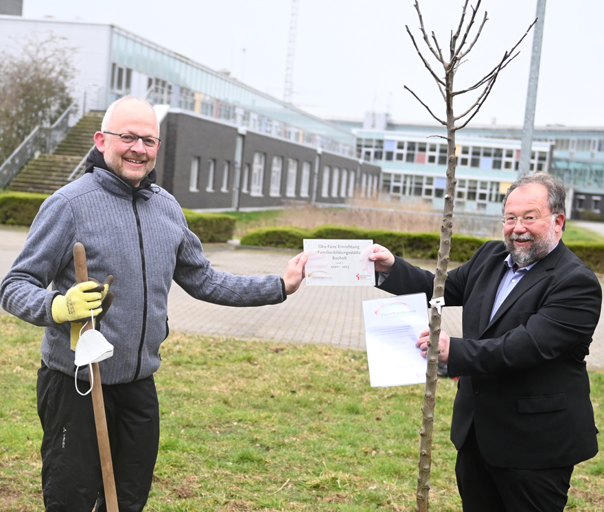 Thomas Kamp-Deister überreicht Urkunde und Plakette an Ulrik Störzer