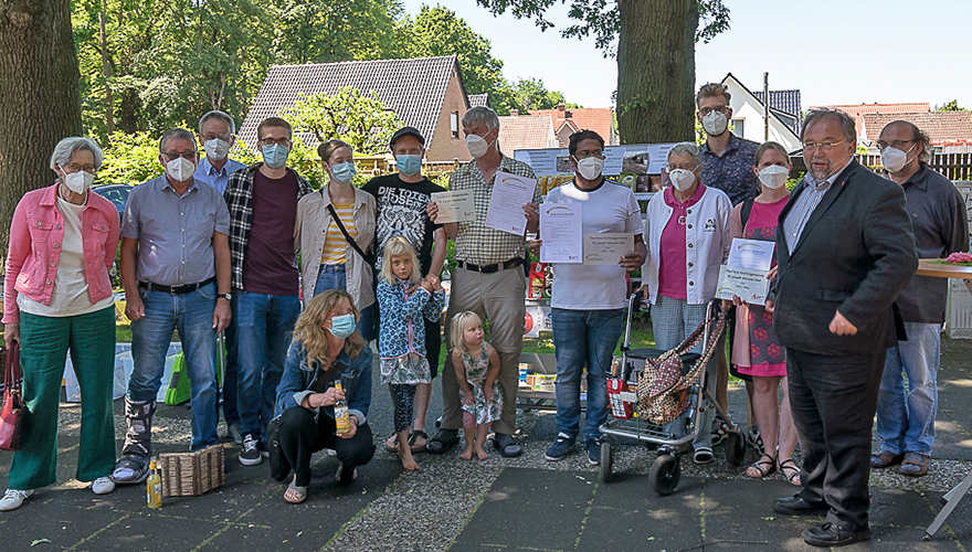 Die Mitglieder der „Eine-Welt- und Fairhandelsgruppen“ und der ökofairen Steuerungsgruppe in St. Joseph Münster-Süd sowie Thomas Kamp-Deister präsentieren Zertifizierungsurkunden und Siegel.