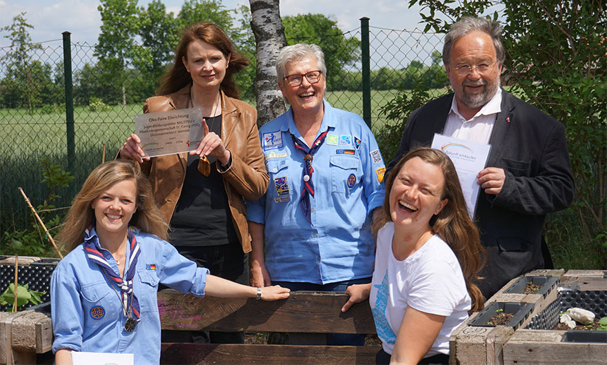 Janett Schneider, Cornelia Thoben, Martha Voß, Melanie Haverkamp und Thomas Kamp-Deister präsentieren die Zertifikate „Ökofaire Einrichtung nach Level 2“.