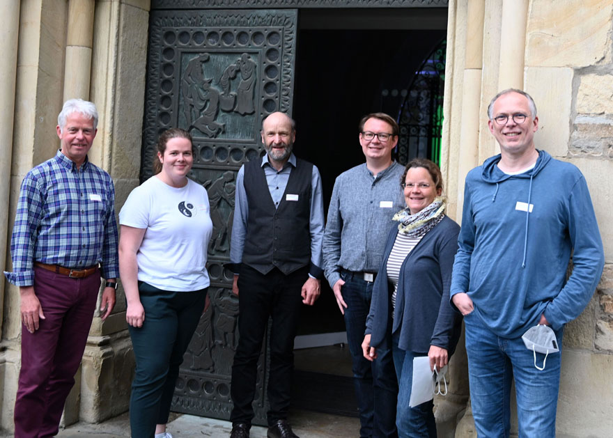 (von links) Hans-Georg Hollenhorst, Joana Deister, Reinhard Kemper, Sebastian Reimann, Imke Sievers und Thomas Hußmann haben zum Prozessauftakt in die Jugendkirche Münster eingeladen. 
