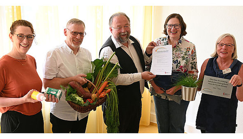 (von links) Katharina Ferber, Heiko Keller, Thomas Kamp-Deister, Doris Maria Große-Börding und Edith Thier freuen sich über die öko-faire Auszeichnung im Haus der Familie Münster