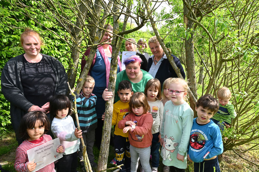 Kinder und Erzieherinnen der Kita St. Michael II freuen sich mit Kerstin Klosterkamp Kinder und Erzieherinnen der Kita St. Michael II freuen sich mit Kerstin Klosterkamp