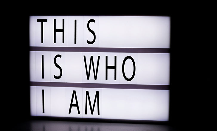 Leuchtkasten mit dem Text "This is who I am".
