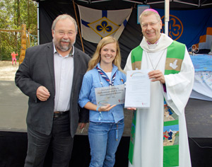 Thomas Kamp-Deister freut sich mit Janett Schneider und Stefan Zekorn (von links) über das Zertifikat.